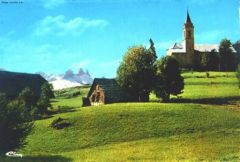 Le Clocher de Fontcouverte avec au fond les Aiguilles d'Arves